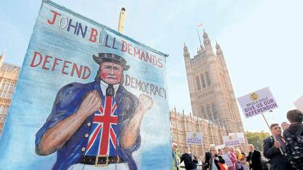 Feindbild Europa. Demonstranten vor dem Unterhaus in London berufen sich in ihrem Protest gegen die Europäische Union auf das nationale Symbolbild des John Bull.