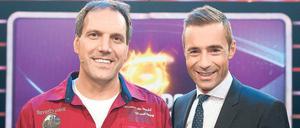 Das Publikum hat entschieden: Norbert Kempinski (links), IT-Leiter einer mittelständischen Firma, ist Deutschlands Klügster. Moderator Kai Pflaume freut sich mit. Foto: dpa