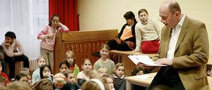 Der Klassiker. Am Vorlesetag las Verkehrsminister Wolfgang Tiefensee 2007 Berliner Kindern aus Strittmatters "Pony Pedro" vor.