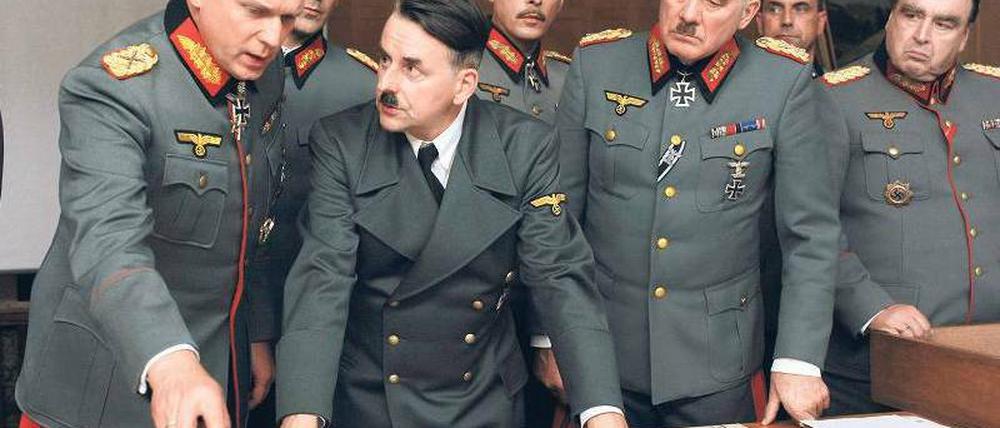 Intrigantenstadl. Erwin Rommel (Ulrich Tukur, links) erläutert Adolf Hitler (Johannes Silberschneider, dritter von links) seine Pläne, wie die Wehrmacht die erwartete Invasion der Alliierten abwehren soll. Hitler ist skeptisch, der übrige Generalstab noch skeptischer. Foto: ARD