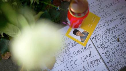 Blumen und Abschiedsbriefe liegen am Tatort am Alexanderplatz.