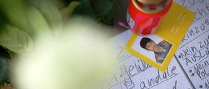 Blumen und Abschiedsbriefe liegen am Tatort am Alexanderplatz.