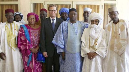 Gruppenbild mit Retter? Außenminister Guido Westerwelle traf bei seiner Mali-Reise Vertreter der Interimsregierung. Deutschland will sich an einem Militäreinsatz in dem Land beteiligen.
