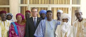 Gruppenbild mit Retter? Außenminister Guido Westerwelle traf bei seiner Mali-Reise Vertreter der Interimsregierung. Deutschland will sich an einem Militäreinsatz in dem Land beteiligen.