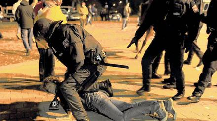 Krawall statt Fußball. Polizisten gehen in Hannover gegen Dresdner Fans vor. Foto: dpa