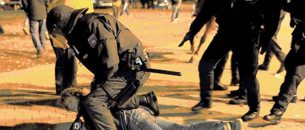 Krawall statt Fußball. Polizisten gehen in Hannover gegen Dresdner Fans vor. Foto: dpa