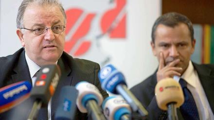 Der Vorsitzende der Türkischen Gemeinde in Deutschland, Kenan Kolat (li.), und der Vorsitzende des Bundestags-Untersuchungsausschusses zu den NSU-Morden, Sebastian Edathy (SPD), auf der Pressekonferenz in Berlin. 