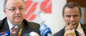 Der Vorsitzende der Türkischen Gemeinde in Deutschland, Kenan Kolat (li.), und der Vorsitzende des Bundestags-Untersuchungsausschusses zu den NSU-Morden, Sebastian Edathy (SPD), auf der Pressekonferenz in Berlin. 