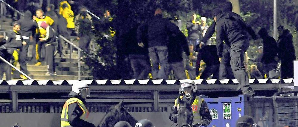 Vor dem DFB-Pokal-Spiel Hannover 96 gegen Dynamo Dresden waren zahlreiche Anhänger der Sachsen über Zäune ins Stadion geklettert, vor und nach der Partie kam es zu Ausschreitungen und Verhaftungen.