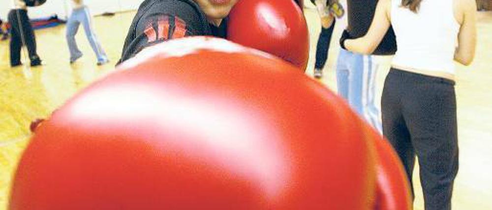 Abgewehrt. Sprücheklopfer können nerven. Besonders, wenn einem erst zu Hause die passende Antwort einfällt. Doch mit der richtigen Technik kontert man sofort auf verbale Angriffe. Foto: dapd