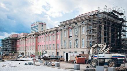 Potsdams Landtagsneubau. Wegen unbezahlter Rechnungen für Arbeiten am Schloss hat die Sächsische Sandsteinwerke GmbH Insolvenz beantragt. Verhandlungen über offene Zahlungen von 1,9 Millionen Euro sind gescheitert, teilte das Unternehmen mit. Immerhin, in wenigen Tagen soll es auf der Baustelle weitergehen. Foto: dapd/Klaus-Dietmar Gabbert