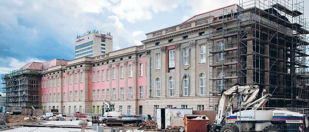 Potsdams Landtagsneubau. Wegen unbezahlter Rechnungen für Arbeiten am Schloss hat die Sächsische Sandsteinwerke GmbH Insolvenz beantragt. Verhandlungen über offene Zahlungen von 1,9 Millionen Euro sind gescheitert, teilte das Unternehmen mit. Immerhin, in wenigen Tagen soll es auf der Baustelle weitergehen. Foto: dapd/Klaus-Dietmar Gabbert
