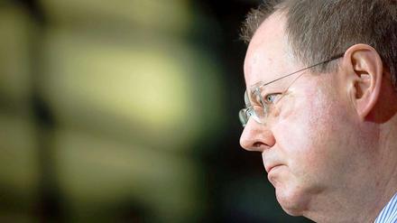 SPD-Kanzlerkandidat Peer Steinbrück steht wegen seiner Nebeneinkünfte weiter in der Kritik