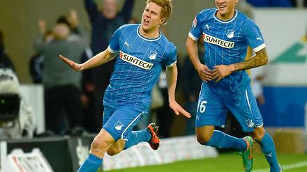der kurz zuvor eingewechselte Sven Schipplock (l.), verfolgt von Fabian Johnson, jubelt nach seinem späten Siegtreffer.