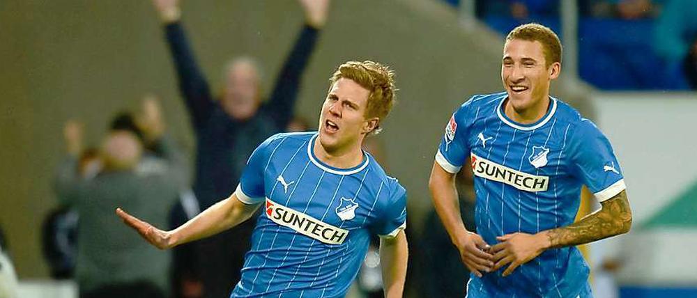 der kurz zuvor eingewechselte Sven Schipplock (l.), verfolgt von Fabian Johnson, jubelt nach seinem späten Siegtreffer.