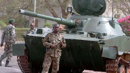 Soldaten halten in Bamako (Mali) nach dem Miliärputsch vor dem Präsidentenpalast Wache (Foto vom 23.03.12). 