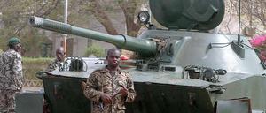 Soldaten halten in Bamako (Mali) nach dem Miliärputsch vor dem Präsidentenpalast Wache (Foto vom 23.03.12). 