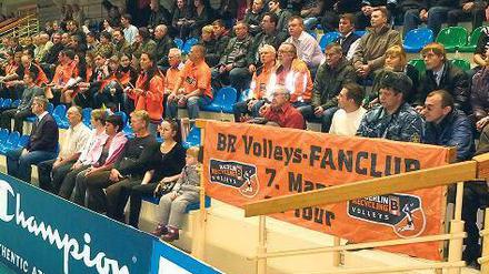 Berliner Block. Die sechs Volleys-Fans in der Halle von Nowosibirsk. 