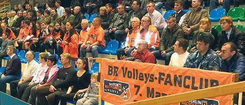 Berliner Block. Die sechs Volleys-Fans in der Halle von Nowosibirsk. 