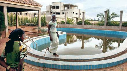 Verlassen. Ausländische Gäste sind in Malis Hauptstadt Bamako derzeit nur selten anzutreffen. Nicht nur die Baustelle eines Hotels liegt brach. Tausende Malier haben ihre Jobs verloren - im Tourismus und bei Helfern, die das Land verlassen haben. Foto: Joe Penney/Reuters