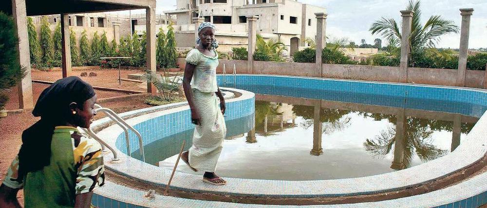 Verlassen. Ausländische Gäste sind in Malis Hauptstadt Bamako derzeit nur selten anzutreffen. Nicht nur die Baustelle eines Hotels liegt brach. Tausende Malier haben ihre Jobs verloren - im Tourismus und bei Helfern, die das Land verlassen haben. Foto: Joe Penney/Reuters