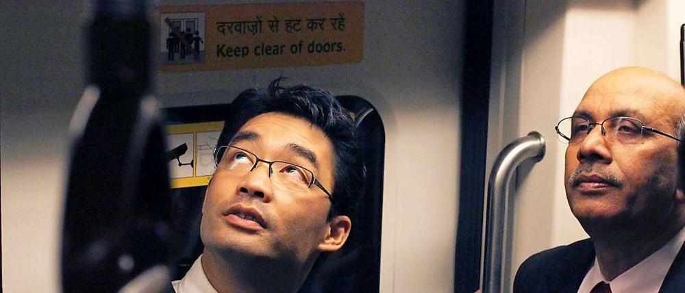 U-Bahn fahren. Deutsche Unternehmen bauen in Neu-Delhi an der Metro. Minister Rösler (l.) schaut sich die mal aus der Nähe an.