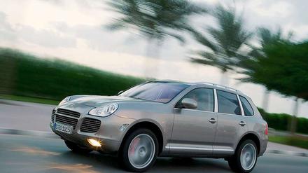 Platz da. Der Porsche Cayenne wird oft als Inbegriff von Ressourcenverschwendung kritisiert. In Zahlen: 4,80 Meter lang, 2,16 Meter breit (mit Spiegeln), etwa 2,4 Tonnen schwer. Die Interviewpartnerin fährt die Diesel-Variante.