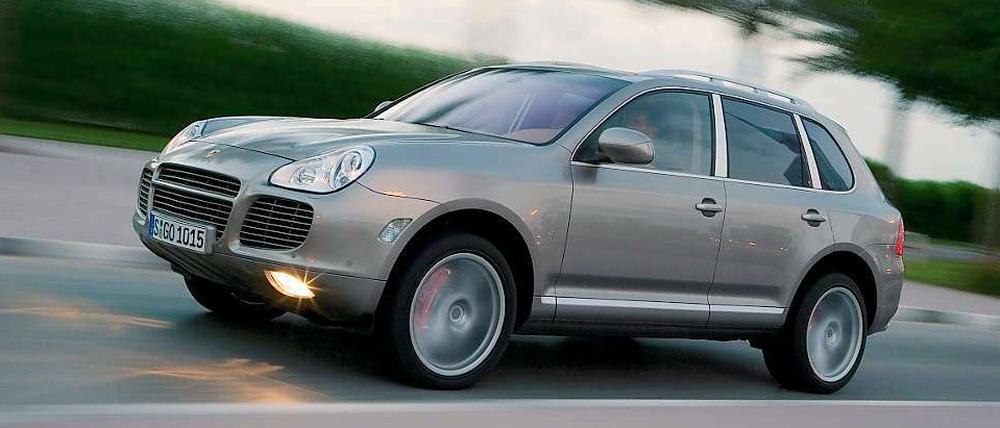 Platz da. Der Porsche Cayenne wird oft als Inbegriff von Ressourcenverschwendung kritisiert. In Zahlen: 4,80 Meter lang, 2,16 Meter breit (mit Spiegeln), etwa 2,4 Tonnen schwer. Die Interviewpartnerin fährt die Diesel-Variante.
