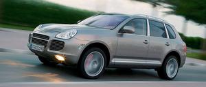 Platz da. Der Porsche Cayenne wird oft als Inbegriff von Ressourcenverschwendung kritisiert. In Zahlen: 4,80 Meter lang, 2,16 Meter breit (mit Spiegeln), etwa 2,4 Tonnen schwer. Die Interviewpartnerin fährt die Diesel-Variante.
