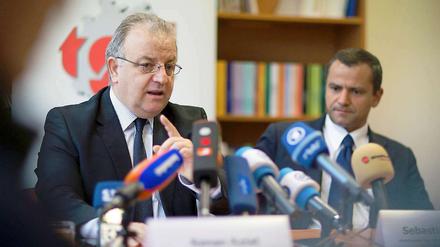 Der Vorsitzende der Türkischen Gemeinde in Deutschland, Kenan Kolat (l), und der Vorsitzende des Bundestags-Untersuchungsausschusses zu den NSU-Morden, Sebastian Edathy (SPD) äußern sich auf einer Pressekonferenz am Donnerstag.