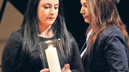 Die eigenen Väter repräsentieren und erzählen, wie sie waren, war eines der Hauptmotive für die Töchter Gamze Kubasik (l.) und Semiya Simsek, bei der Gedenkfeier im Konzerthaus zu reden. Jetzt zweifeln sie, ob der Staat die versprochene Aufklärung bieten kann. Foto: dapd