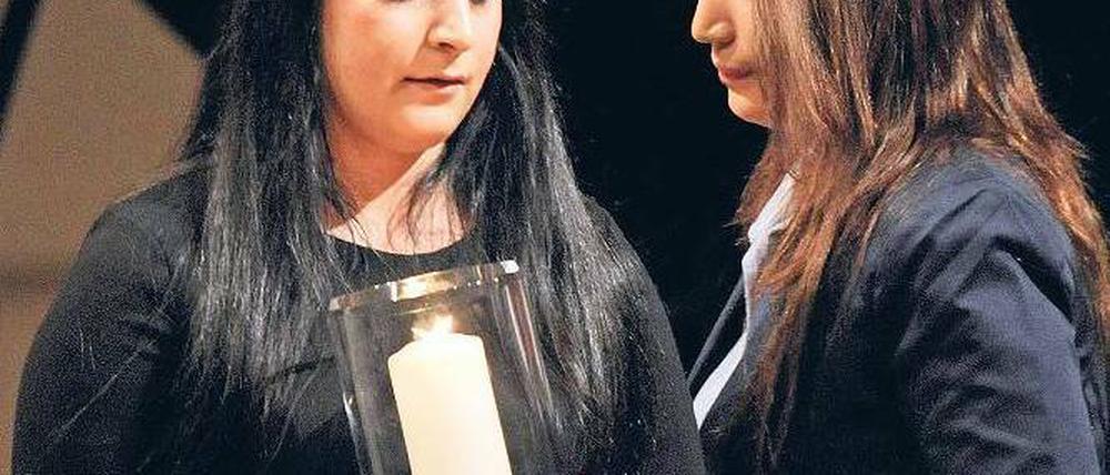 Die eigenen Väter repräsentieren und erzählen, wie sie waren, war eines der Hauptmotive für die Töchter Gamze Kubasik (l.) und Semiya Simsek, bei der Gedenkfeier im Konzerthaus zu reden. Jetzt zweifeln sie, ob der Staat die versprochene Aufklärung bieten kann. Foto: dapd