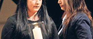 Die eigenen Väter repräsentieren und erzählen, wie sie waren, war eines der Hauptmotive für die Töchter Gamze Kubasik (l.) und Semiya Simsek, bei der Gedenkfeier im Konzerthaus zu reden. Jetzt zweifeln sie, ob der Staat die versprochene Aufklärung bieten kann. Foto: dapd