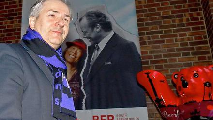Klaus Wowereit (SPD) kommt von der Aufsichtsratssitzung der Flughafengesellschaft in Schönefeld.