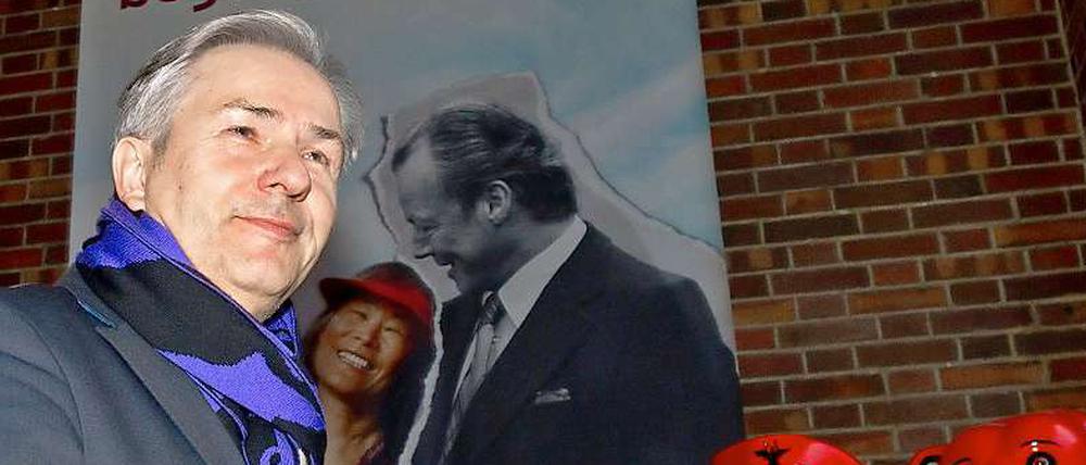 Klaus Wowereit (SPD) kommt von der Aufsichtsratssitzung der Flughafengesellschaft in Schönefeld.