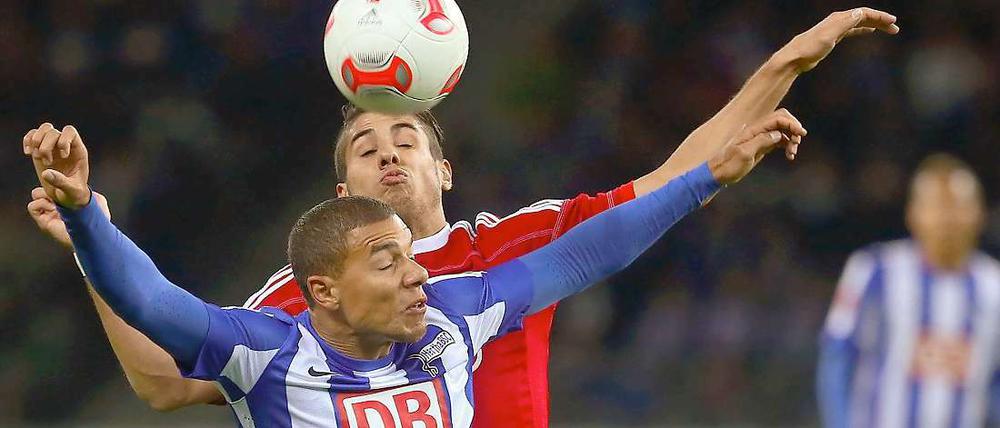 Im Spiel zwischen Hertha BSC und dem FC Ingolstadt gab es wie auch beim Kopfballduell zwischen Marcel Ndjeng und Ingolstadts Alper Uludag keinen klaren Sieger.