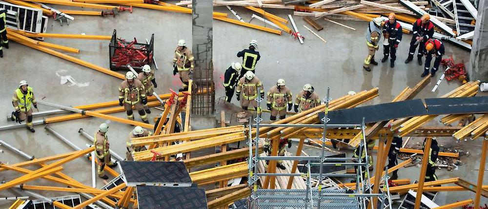 Auf der Großbaustelle am Leipziger Platz in Mitte ist die Dachverschalung eines Rohbaus eingestürzt.