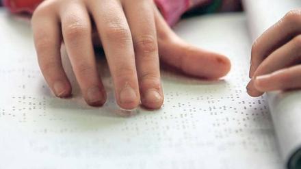 Mit allen Sinnen. Wer blinde oder sehbehinderte Kinder unterrichten will, braucht soziales Engagement und Phantasie. Die Lehrer müssen eine Ahnung davon haben, wie es ist, nicht sehen zu können. Foto: dpa