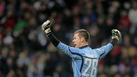Der Fürther Torwart Max Grün jubelt nach dem Ausgleichstreffer zum 1:1.