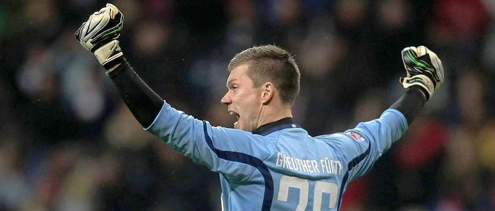 Der Fürther Torwart Max Grün jubelt nach dem Ausgleichstreffer zum 1:1.