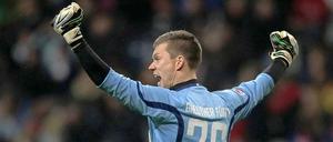 Der Fürther Torwart Max Grün jubelt nach dem Ausgleichstreffer zum 1:1.