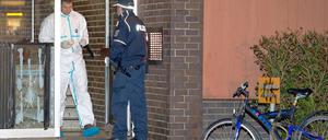 Gerichtsmediziner am Tatort in Spandau.