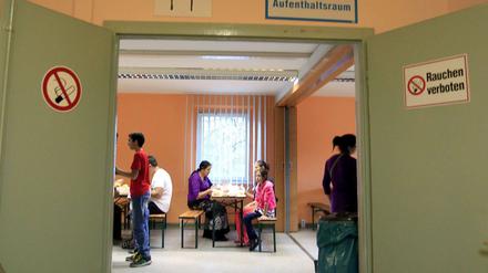 Ankunft im Provisorium. In einem Plattenbau am S-Bahnhof Grünau wurde eine der zahlreichen Notunterkünfte für Flüchtlinge eingerichtet. 
