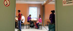 Ankunft im Provisorium. In einem Plattenbau am S-Bahnhof Grünau wurde eine der zahlreichen Notunterkünfte für Flüchtlinge eingerichtet. 