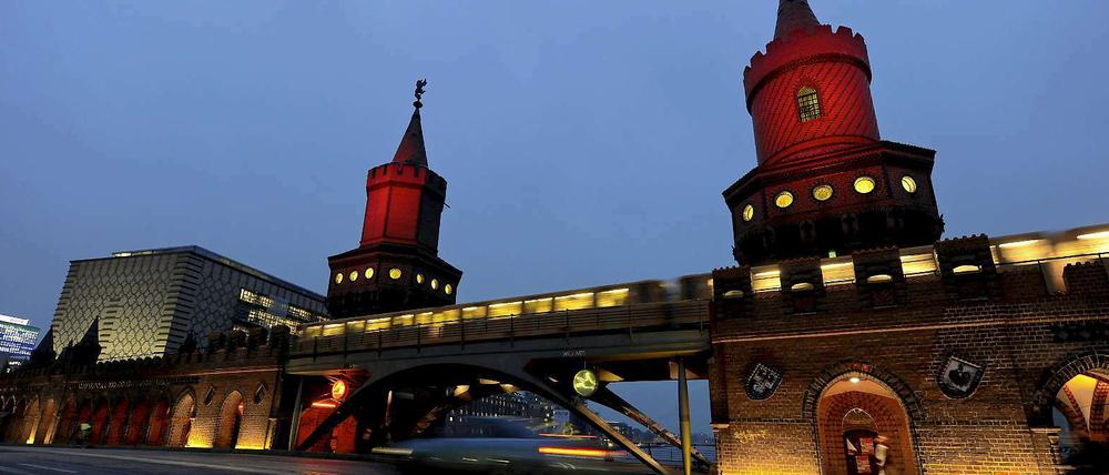 Die Oberbaumbrücke verbindet Friedrichshain und Kreuzberg. Der Bezirk hat einen grünen Bürgermeister. Wie macht sich das bemerkbar?