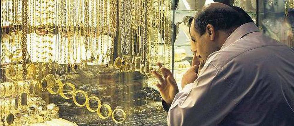 Glänzende Aussichten, nicht nur auf diesem Basar in Teheran. Die Türken freuen sich derzeit über enorme Goldlieferungen in den Iran. Dadurch sieht die Außenhandelsbilanz der Türkei besser aus, und die Kuriere machen prächtige Geschäfte.