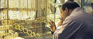 Glänzende Aussichten, nicht nur auf diesem Basar in Teheran. Die Türken freuen sich derzeit über enorme Goldlieferungen in den Iran. Dadurch sieht die Außenhandelsbilanz der Türkei besser aus, und die Kuriere machen prächtige Geschäfte.