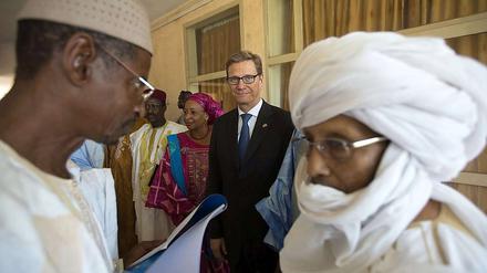 Unter Freunden. Außenminister Guido Westerwelle (FDP) war begeistert von seinem Austausch mit nordmalischen Abgeordneten. Denn im Gegensatz zu anderen Gesprächen mit Regierungsvertretern sagten die Abgeordneten zum Teil temperamentvoll ihre Meinung. Sie können sich Friedensverhandlungen unter deutscher Beteiligung gut vorstellen. 