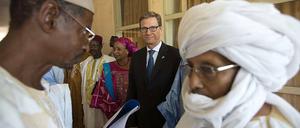 Unter Freunden. Außenminister Guido Westerwelle (FDP) war begeistert von seinem Austausch mit nordmalischen Abgeordneten. Denn im Gegensatz zu anderen Gesprächen mit Regierungsvertretern sagten die Abgeordneten zum Teil temperamentvoll ihre Meinung. Sie können sich Friedensverhandlungen unter deutscher Beteiligung gut vorstellen. 