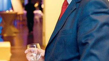 Auf Sekt folgt Selters. Seit seiner Ernennung geht Kanzlerkandidat Steinbrück auch auf seine linken Kritiker in der SPD zu. Foto: Marcus Brandt/dpa